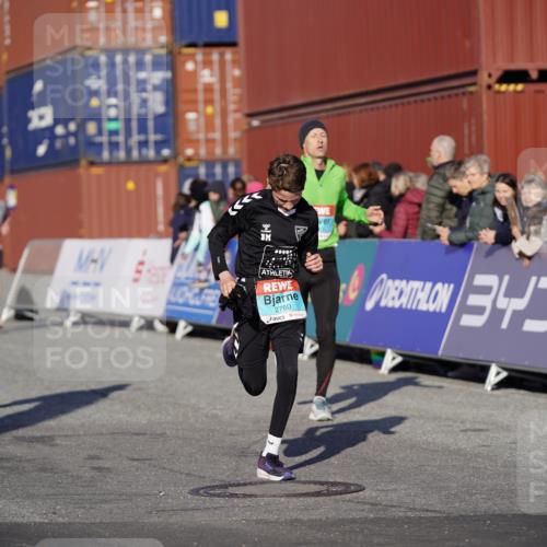 03.10.2025 - Köhlbrandbrückenlauf Michael Burmester http://msf.ph/oto/8995125 03.10.2025 09:57:18 Ziel 1010, 1101, 1180, 2708, 2760, 3518, 3795 meine-sportfotos.de