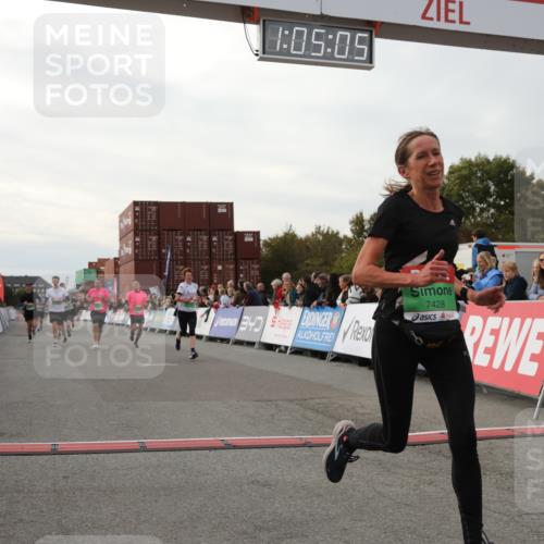 03.10.2025 - Köhlbrandbrückenlauf Yannick Fuchs http://msf.ph/oto/8995130 03.10.2025 16:05:03 Ziel 7168, 7221, 7239, 7270, 7428, 7448, 7772, 8779, 8995, 9114, 9191 meine-sportfotos.de