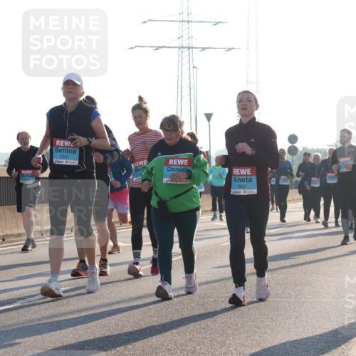 03.10.2025 - Köhlbrandbrückenlauf Luisa Fischer http://msf.ph/oto/8995136 03.10.2025 10:25:06 Position 3 2553, 1982, 2550 meine-sportfotos.de