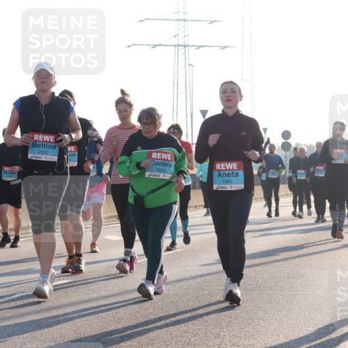 03.10.2025 - Köhlbrandbrückenlauf Luisa Fischer http://msf.ph/oto/8995140 03.10.2025 10:25:06 Position 3 2553, 3624, 1982, 2550 meine-sportfotos.de
