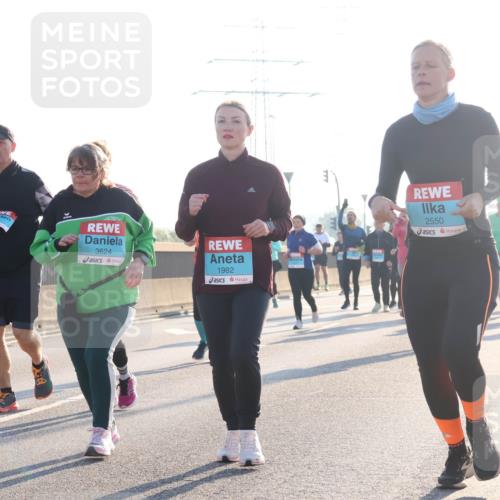 03.10.2025 - Köhlbrandbrückenlauf Luisa Fischer http://msf.ph/oto/8995150 03.10.2025 10:25:08 Position 3 2553, 3624, 1982, 2550 meine-sportfotos.de