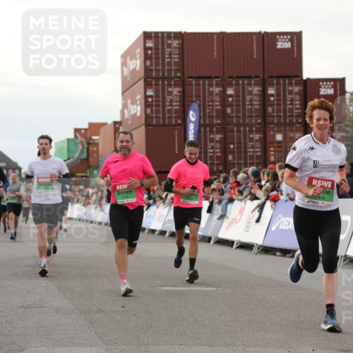 03.10.2025 - Köhlbrandbrückenlauf Yannick Fuchs http://msf.ph/oto/8995161 03.10.2025 16:05:05 Ziel 7168, 7201, 7221, 7239, 7428, 7448, 7772, 8779, 8995, 9114, 9191 meine-sportfotos.de