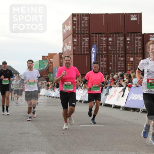 03.10.2025 - Köhlbrandbrückenlauf Yannick Fuchs http://msf.ph/oto/8995166 03.10.2025 16:05:05 Ziel 7168, 7201, 7221, 7239, 7428, 7448, 7772, 8779, 8995, 9114, 9191 meine-sportfotos.de