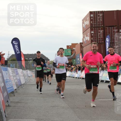 03.10.2025 - Köhlbrandbrückenlauf Yannick Fuchs http://msf.ph/oto/8995173 03.10.2025 16:05:05 Ziel 7168, 7201, 7221, 7239, 7428, 7448, 7772, 8779, 8995, 9114, 9191 meine-sportfotos.de