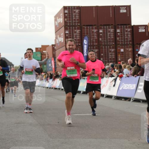 03.10.2025 - Köhlbrandbrückenlauf Yannick Fuchs http://msf.ph/oto/8995178 03.10.2025 16:05:05 Ziel 7168, 7201, 7221, 7239, 7428, 7448, 7772, 8779, 8995, 9114, 9191 meine-sportfotos.de