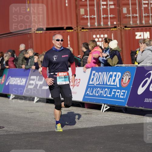 03.10.2025 - Köhlbrandbrückenlauf Michael Burmester http://msf.ph/oto/8995200 03.10.2025 09:57:24 Ziel 1010, 1541, 2708, 2759, 2760, 2820, 3795 meine-sportfotos.de