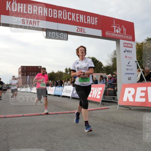 03.10.2025 - Köhlbrandbrückenlauf Yannick Fuchs http://msf.ph/oto/8995202 03.10.2025 16:05:06 Ziel 7201, 7221, 7239, 7428, 7448, 7772, 8779, 8995, 9114, 9191, 9690 meine-sportfotos.de