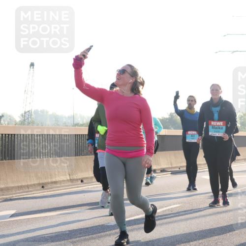 03.10.2025 - Köhlbrandbrückenlauf Luisa Fischer http://msf.ph/oto/8995218 03.10.2025 10:25:14 Position 3 74, 2428, 2839 meine-sportfotos.de