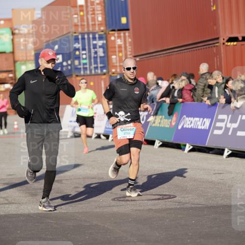 03.10.2025 - Köhlbrandbrückenlauf Michael Burmester http://msf.ph/oto/8995222 03.10.2025 09:57:27 Ziel 1083, 1541, 2708, 2759, 2819, 2820, 3335, 3795 meine-sportfotos.de