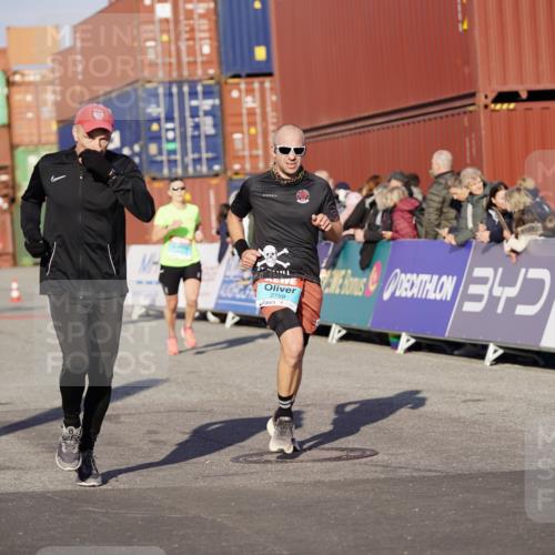 03.10.2025 - Köhlbrandbrückenlauf Michael Burmester http://msf.ph/oto/8995227 03.10.2025 09:57:27 Ziel 1083, 1541, 2708, 2759, 2819, 2820, 3335, 3795 meine-sportfotos.de