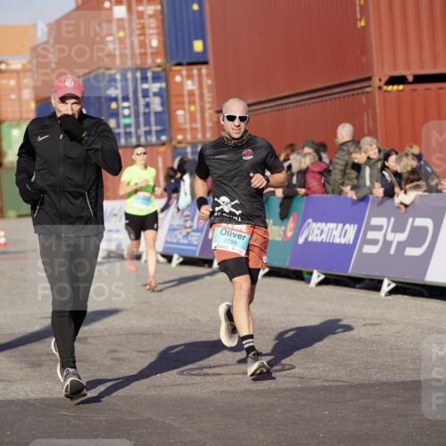 03.10.2025 - Köhlbrandbrückenlauf Michael Burmester http://msf.ph/oto/8995234 03.10.2025 09:57:27 Ziel 1083, 1541, 2708, 2759, 2819, 2820, 3335, 3795 meine-sportfotos.de