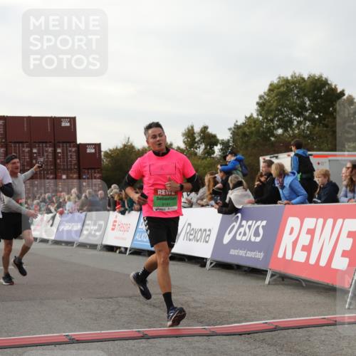 03.10.2025 - Köhlbrandbrückenlauf Yannick Fuchs http://msf.ph/oto/8995237 03.10.2025 16:05:07 Ziel 7201, 7221, 7239, 7448, 7772, 8779, 8995, 9114, 9191, 9690 meine-sportfotos.de