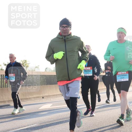 03.10.2025 - Köhlbrandbrückenlauf Luisa Fischer http://msf.ph/oto/8995240 03.10.2025 10:25:16 Position 3 2428, 2839, 2479 meine-sportfotos.de