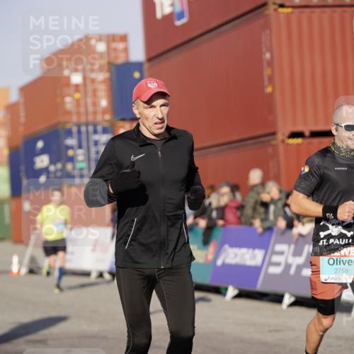 03.10.2025 - Köhlbrandbrückenlauf Michael Burmester http://msf.ph/oto/8995247 03.10.2025 09:57:28 Ziel 1083, 1541, 2759, 2819, 2820, 3335, 3795 meine-sportfotos.de