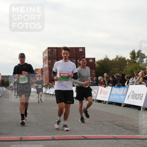 03.10.2025 - Köhlbrandbrückenlauf Yannick Fuchs http://msf.ph/oto/8995261 03.10.2025 16:05:08 Ziel 7201, 7207, 7221, 7239, 7448, 7772, 8779, 8995, 9114, 9191, 9690 meine-sportfotos.de