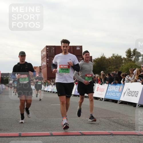 03.10.2025 - Köhlbrandbrückenlauf Yannick Fuchs http://msf.ph/oto/8995269 03.10.2025 16:05:08 Ziel 7201, 7207, 7221, 7239, 7448, 7772, 8779, 8995, 9114, 9191, 9690 meine-sportfotos.de