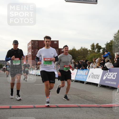 03.10.2025 - Köhlbrandbrückenlauf Yannick Fuchs http://msf.ph/oto/8995276 03.10.2025 16:05:08 Ziel 7201, 7207, 7221, 7239, 7448, 7772, 8779, 8995, 9114, 9191, 9690 meine-sportfotos.de