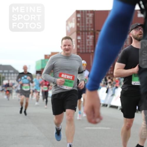 03.10.2025 - Köhlbrandbrückenlauf Yannick Fuchs http://msf.ph/oto/8995357 03.10.2025 16:05:11 Ziel 7201, 7207, 7221, 7239, 7403, 7422, 8779, 8995, 9114, 9191, 9421, 9422, 9592, 9690 meine-sportfotos.de