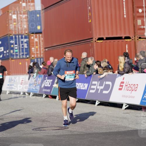03.10.2025 - Köhlbrandbrückenlauf Michael Burmester http://msf.ph/oto/8995361 03.10.2025 09:57:40 Ziel 1135, 1265, 2801, 2802, 2811, 3043, 3135, 3136, 3211 meine-sportfotos.de