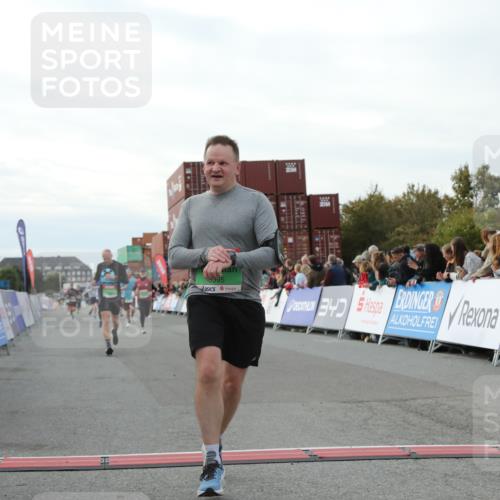 03.10.2025 - Köhlbrandbrückenlauf Yannick Fuchs http://msf.ph/oto/8995383 03.10.2025 16:05:12 Ziel 7201, 7207, 7221, 7239, 7403, 7422, 8779, 8995, 9114, 9421, 9422, 9592, 9690 meine-sportfotos.de