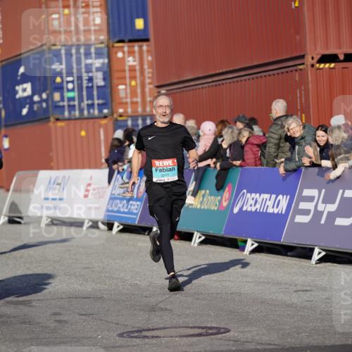03.10.2025 - Köhlbrandbrückenlauf Michael Burmester http://msf.ph/oto/8995384 03.10.2025 09:57:42 Ziel 1135, 1265, 2811, 3043, 3135, 3136, 3211 meine-sportfotos.de