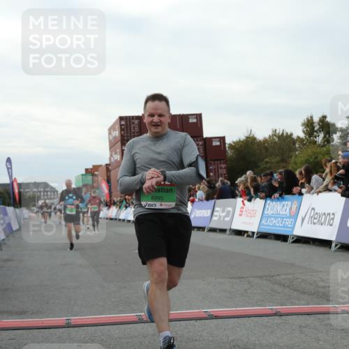 03.10.2025 - Köhlbrandbrückenlauf Yannick Fuchs http://msf.ph/oto/8995387 03.10.2025 16:05:12 Ziel 7201, 7207, 7221, 7239, 7403, 7422, 8779, 8995, 9114, 9421, 9422, 9592, 9690 meine-sportfotos.de