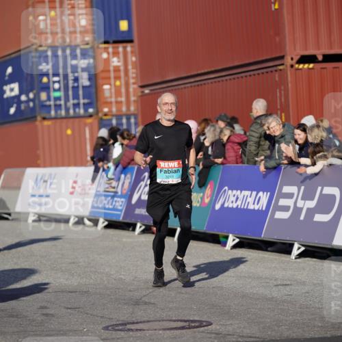 03.10.2025 - Köhlbrandbrückenlauf Michael Burmester http://msf.ph/oto/8995395 03.10.2025 09:57:42 Ziel 1135, 1265, 2811, 3043, 3135, 3136, 3211 meine-sportfotos.de
