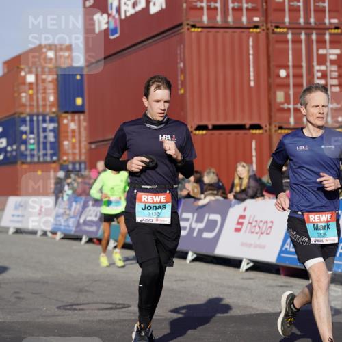 03.10.2025 - Köhlbrandbrückenlauf Michael Burmester http://msf.ph/oto/8995450 03.10.2025 09:57:47 Ziel 1079, 1135, 1265, 2811, 3079, 3135, 3136, 3211 meine-sportfotos.de
