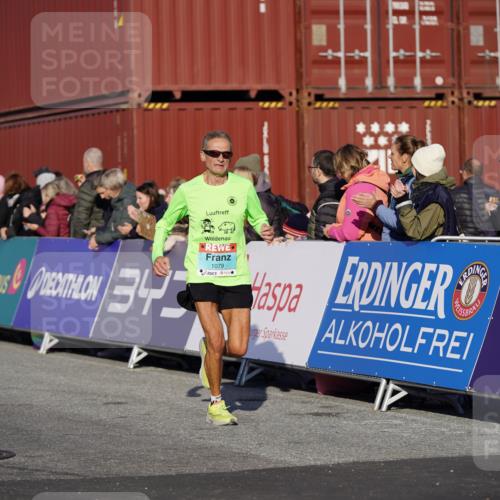 03.10.2025 - Köhlbrandbrückenlauf Michael Burmester http://msf.ph/oto/8995471 03.10.2025 09:57:48 Ziel 1079, 1135, 3079, 3135, 3136, 3211 meine-sportfotos.de