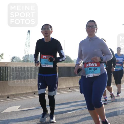 03.10.2025 - Köhlbrandbrückenlauf Luisa Fischer http://msf.ph/oto/8995507 03.10.2025 10:25:49 Position 3 3801, 2530, 2531 meine-sportfotos.de