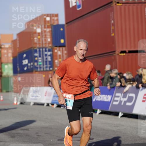 03.10.2025 - Köhlbrandbrückenlauf Michael Burmester http://msf.ph/oto/8995611 03.10.2025 09:58:01 Ziel 1027, 1114, 1167, 1210, 1251, 2815 meine-sportfotos.de