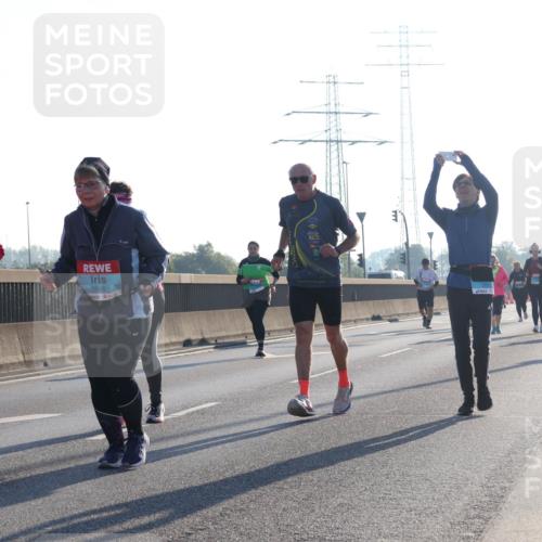 03.10.2025 - Köhlbrandbrückenlauf Luisa Fischer http://msf.ph/oto/8995613 03.10.2025 10:26:04 Position 3 2452, 2665, 1 meine-sportfotos.de