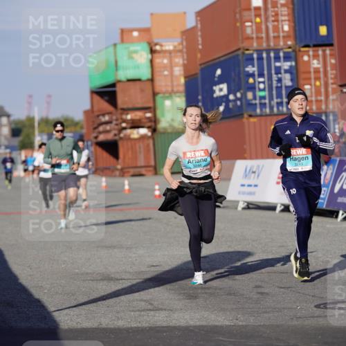 03.10.2025 - Köhlbrandbrückenlauf Michael Burmester http://msf.ph/oto/8995683 03.10.2025 09:58:08 Ziel 1114, 1143, 1167, 1210, 3243, 3246 meine-sportfotos.de
