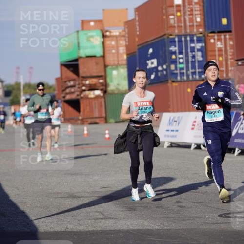 03.10.2025 - Köhlbrandbrückenlauf Michael Burmester http://msf.ph/oto/8995688 03.10.2025 09:58:08 Ziel 1114, 1143, 1167, 1210, 3243, 3246 meine-sportfotos.de