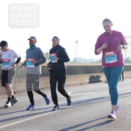03.10.2025 - Köhlbrandbrückenlauf Luisa Fischer http://msf.ph/oto/8995718 03.10.2025 10:26:18 Position 3 2425, 2692, 2666 meine-sportfotos.de