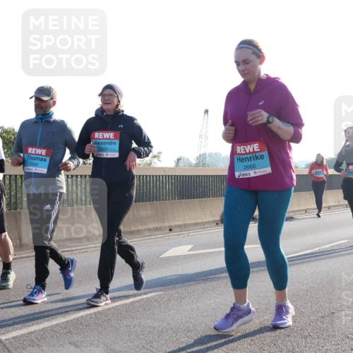 03.10.2025 - Köhlbrandbrückenlauf Luisa Fischer http://msf.ph/oto/8995720 03.10.2025 10:26:18 Position 3 2692, 2691, 2666 meine-sportfotos.de