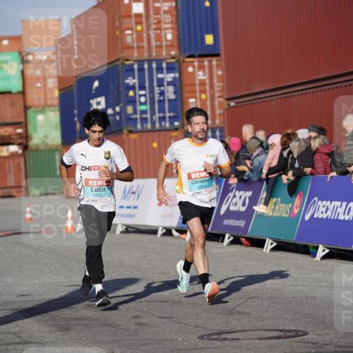03.10.2025 - Köhlbrandbrückenlauf Michael Burmester http://msf.ph/oto/8995745 03.10.2025 09:58:14 Ziel 1052, 1112, 1143, 3243, 3246, 3338 meine-sportfotos.de