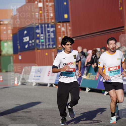 03.10.2025 - Köhlbrandbrückenlauf Michael Burmester http://msf.ph/oto/8995760 03.10.2025 09:58:14 Ziel 1052, 1112, 1143, 3243, 3246, 3338 meine-sportfotos.de