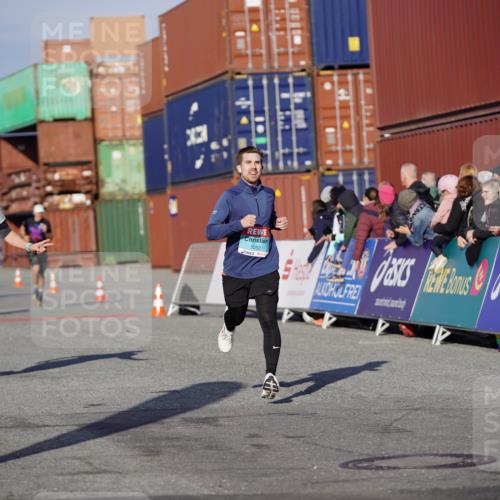 03.10.2025 - Köhlbrandbrückenlauf Michael Burmester http://msf.ph/oto/8995796 03.10.2025 09:58:18 Ziel 1052, 1112, 1143, 3338, 3592 meine-sportfotos.de