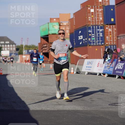 03.10.2025 - Köhlbrandbrückenlauf Michael Burmester http://msf.ph/oto/8995812 03.10.2025 09:58:20 Ziel 1052, 1112, 3338, 3592, 3836 meine-sportfotos.de