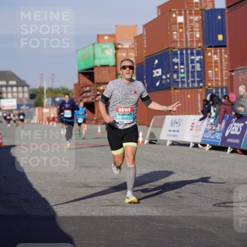 03.10.2025 - Köhlbrandbrückenlauf Michael Burmester http://msf.ph/oto/8995818 03.10.2025 09:58:20 Ziel 1052, 1112, 3338, 3592, 3836 meine-sportfotos.de