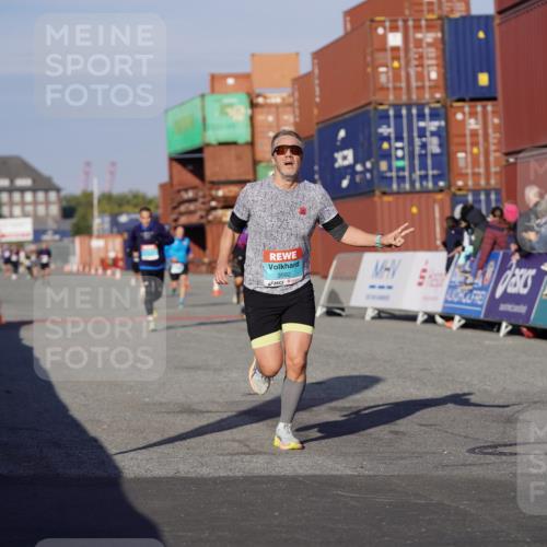 03.10.2025 - Köhlbrandbrückenlauf Michael Burmester http://msf.ph/oto/8995825 03.10.2025 09:58:20 Ziel 1052, 1112, 3338, 3592, 3836 meine-sportfotos.de