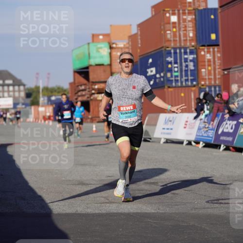 03.10.2025 - Köhlbrandbrückenlauf Michael Burmester http://msf.ph/oto/8995828 03.10.2025 09:58:20 Ziel 1052, 1112, 3338, 3592, 3836 meine-sportfotos.de