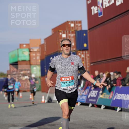 03.10.2025 - Köhlbrandbrückenlauf Michael Burmester http://msf.ph/oto/8995832 03.10.2025 09:58:21 Ziel 1052, 1112, 2962, 3338, 3592, 3836 meine-sportfotos.de