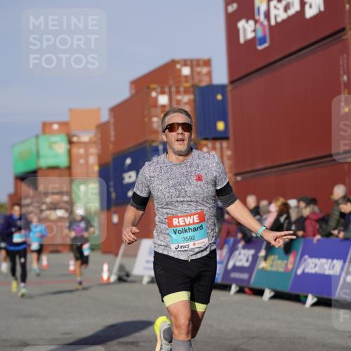 03.10.2025 - Köhlbrandbrückenlauf Michael Burmester http://msf.ph/oto/8995838 03.10.2025 09:58:21 Ziel 1052, 1112, 2962, 3338, 3592, 3836 meine-sportfotos.de