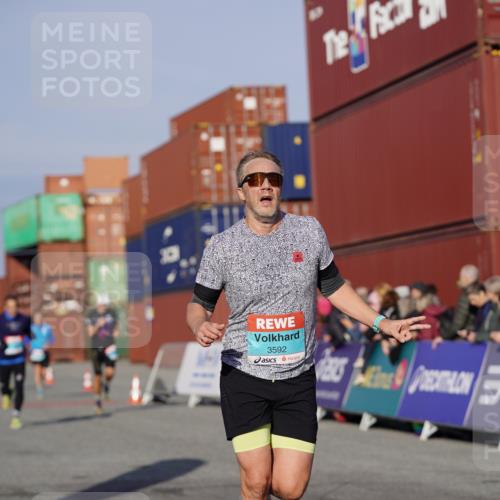 03.10.2025 - Köhlbrandbrückenlauf Michael Burmester http://msf.ph/oto/8995842 03.10.2025 09:58:21 Ziel 1052, 1112, 2962, 3338, 3592, 3836 meine-sportfotos.de