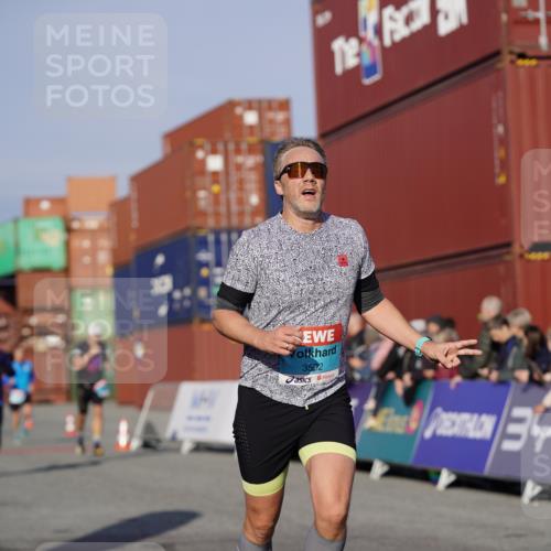 03.10.2025 - Köhlbrandbrückenlauf Michael Burmester http://msf.ph/oto/8995846 03.10.2025 09:58:21 Ziel 1052, 1112, 2962, 3338, 3592, 3836 meine-sportfotos.de