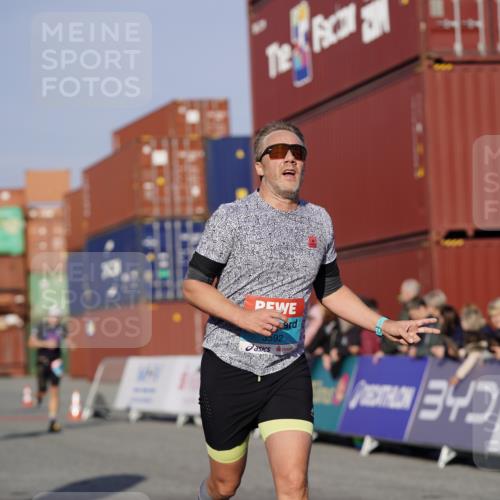 03.10.2025 - Köhlbrandbrückenlauf Michael Burmester http://msf.ph/oto/8995849 03.10.2025 09:58:21 Ziel 1052, 1112, 2962, 3338, 3592, 3836 meine-sportfotos.de