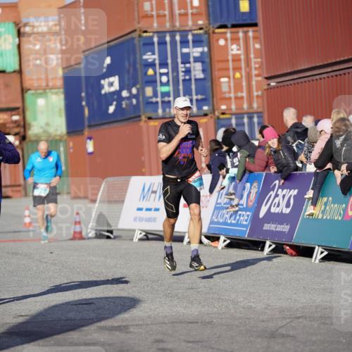 03.10.2025 - Köhlbrandbrückenlauf Michael Burmester http://msf.ph/oto/8995853 03.10.2025 09:58:23 Ziel 1052, 2962, 3592, 3836 meine-sportfotos.de