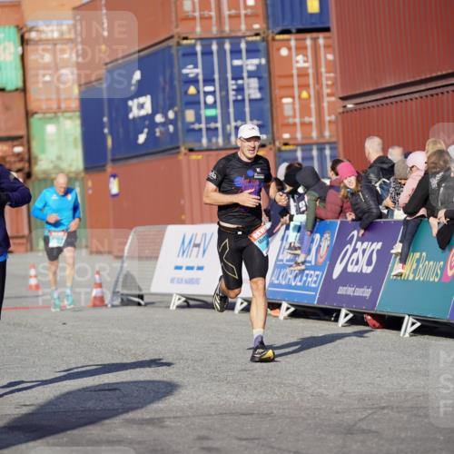 03.10.2025 - Köhlbrandbrückenlauf Michael Burmester http://msf.ph/oto/8995857 03.10.2025 09:58:23 Ziel 1052, 2962, 3592, 3836 meine-sportfotos.de